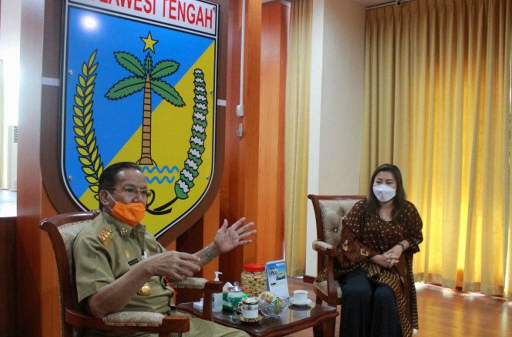 Gubernur Sulteng Longki Djanggola (kiri) berdialog dengan CEO PT Vale Indonesia Tbk Febriany Eddy, di ruang kerja Gubernur Sulteng, di Kantor Gubernur Sulteng. ANTARA/HO-Humas Pemprov Sulteng
