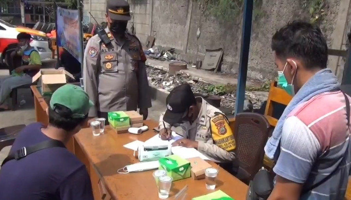 Puluhan Sopir Truk di Cilincing Dites Antigen