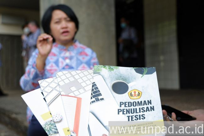 Buku pedoman penulisan tesis karya FIB Unpad. Foto: Unpad/Humas.