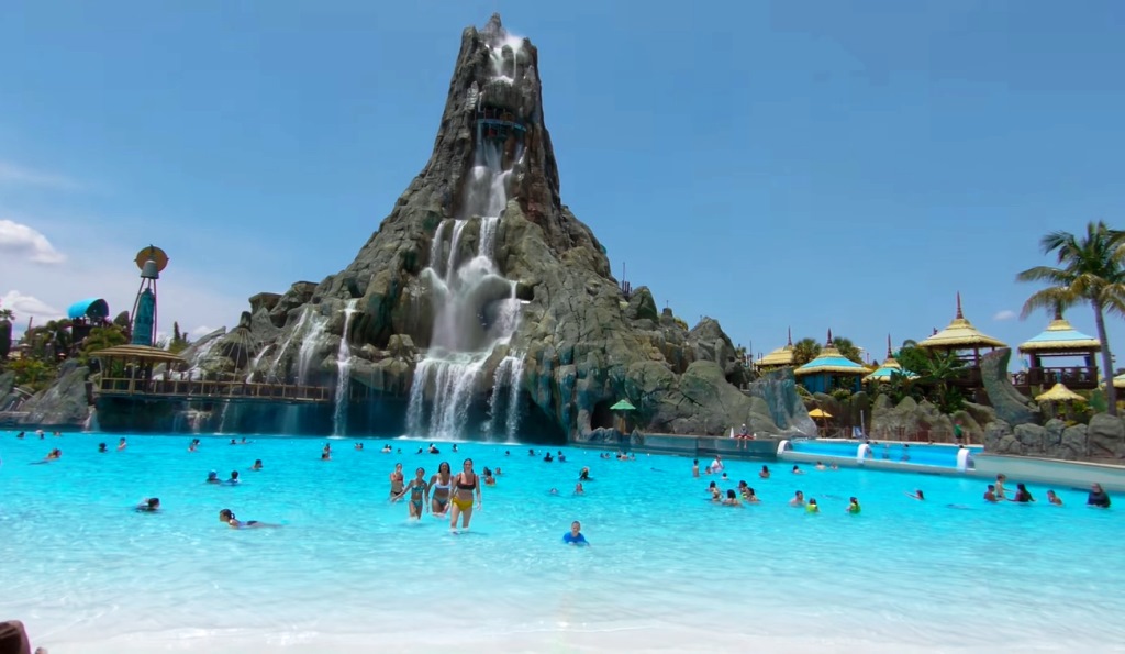 Pemandangan dari 'bibir pantai' Volcano Bay, tampak Gunung Berapi Buatan yang diberi nama Krakatau ini mengeluarkan air yang melimpah. (Foto: Tangkapan layar Video CityPedia)