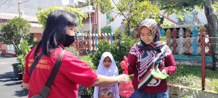 Umat Buddha di Vihara Tanda Bhakti Bandung Berbagi Makanan