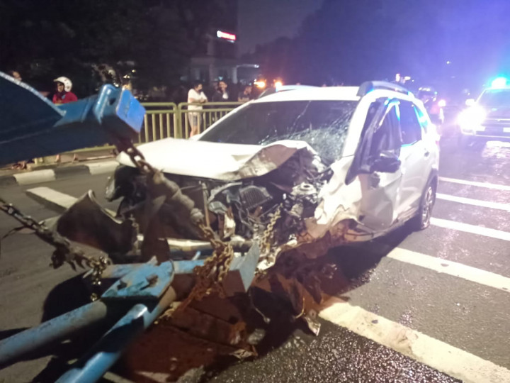 Honda BRV Ringsek Usai Tabrak Pohon dan Tiang Listrik di Jaksel