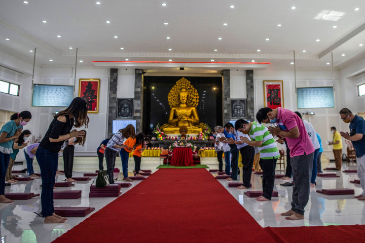 Foto: Sembahyang Trisuci Waisak 2565 di Surabaya Berlangsung Khidmat