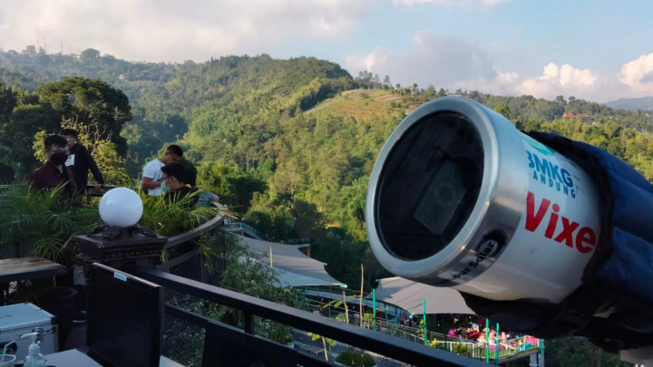 Warga Memadati Tempat Pengamatan Gerhana Bulan di Lereng Anteng Lembang