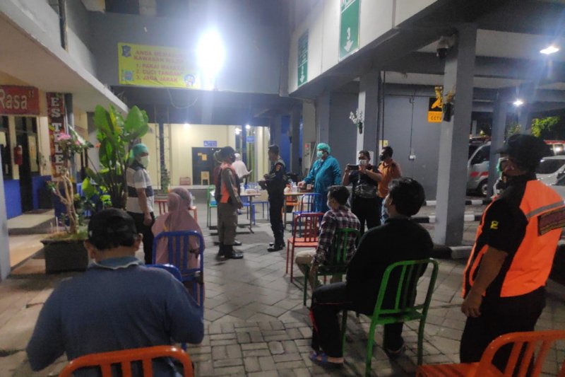 Sejumlah pelanggar protokol kesehatan (prokses) terjaring dalam razia yang digelar serentak di sejumlah lokasi di Kota Surabaya, Selasa (25/5/2021) malam. ANTARA/HO-Humas Pemkot Surabay