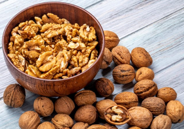 Dalam penelitian disebutkan konsumsi walnut dapat menurunkan risiko terkena diabetes tipe 2. (Foto: Ilustrasi/Freepik.com)