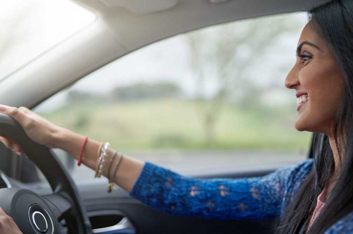 3 Kebiasaan Buruk Wanita saat Mengemudi Mobil