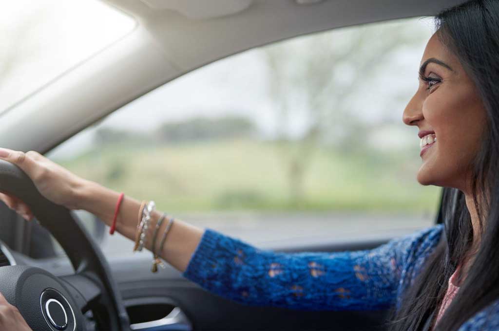 Ada beberapa kebiasaan buruk wanita saat mengemudi mobil. Newssky