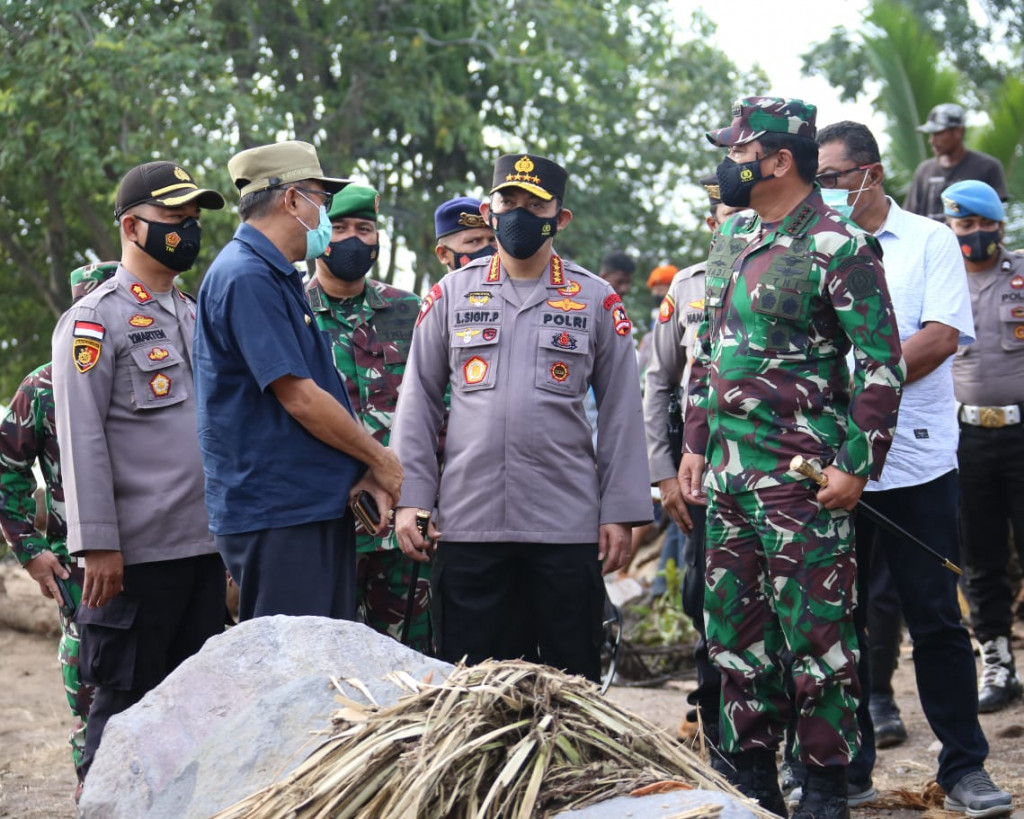 Kapolri Jenderal Listyo Sigit Prabowo dan Panglima TNI Marsekal Hadi Tjahjanto meninjau lokasi bencana alam banjir bandang dan tanah longsor di NTT, Kamis, 8 April 2021. Foto: Istimewa