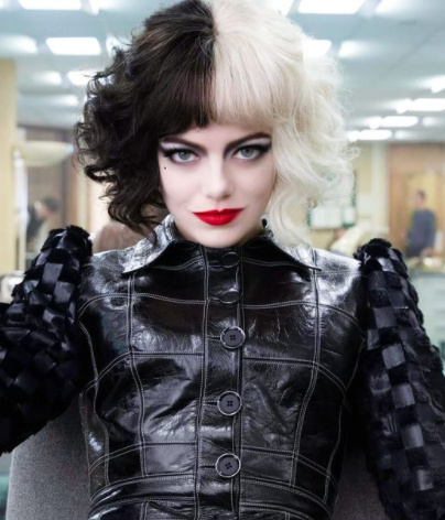 Emma Stone totalitas saat memerakan sosok Cruella yang jahat namun tetap modis. (Foto: Dok. Instagram/@emmastonest)