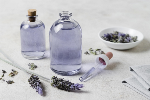 Mengoleskan minyak lavender ke kulit kepala dapat meredakan masalah kulit kepala seperti ketombe, kulit kepala gatal, dan infeksi lainnya.(Foto: Ilustrasi. Dok. Freepik.com)
