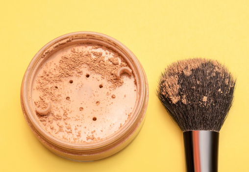 Bolehkah Memakai Bedak Tabur untuk Mengganti Dry Shampoo?