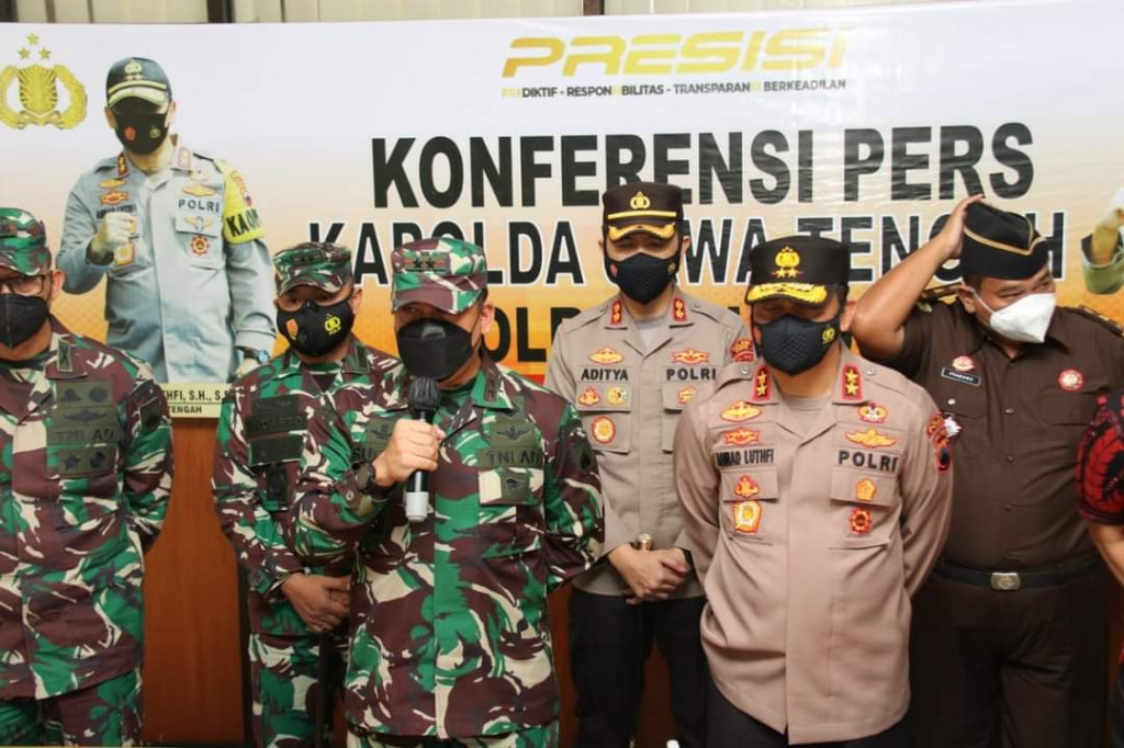  Kapolda Jateng, Irjen Ahmad Luthfi, dan Pangdam IV/Diponegoro Mayjen TNI Rudiyanto saat konferensi pers di Mapolres Kudus. Medcom.id/ Rhobi Shani