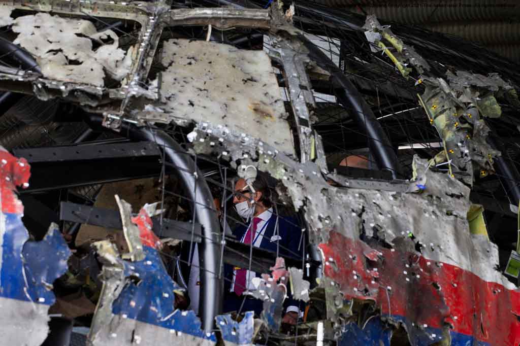 Saat Hakim Tinjau Puing-puing MH17 di Lanud Belanda