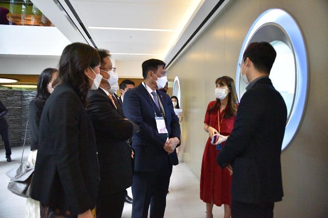 Bidik Investasi dari Korsel, Luhut Kunjungi Kantor Hyundai hingga Samsung