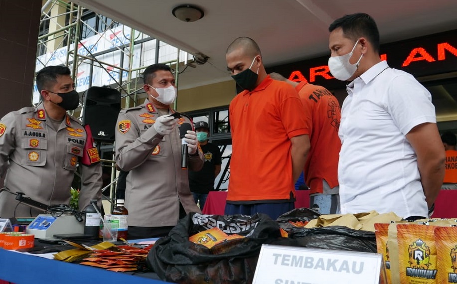 Konferensi pers pengungkapan bisnis peredaran narkotika jenis tembakau sintetis di Polres Jakarta Selatan, Jumat, 28 Mei 2021. Foto: Istimewa