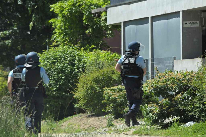 Momen Polisi Prancis Kejar Pelaku Penusukan terhadap Seorang Polwan