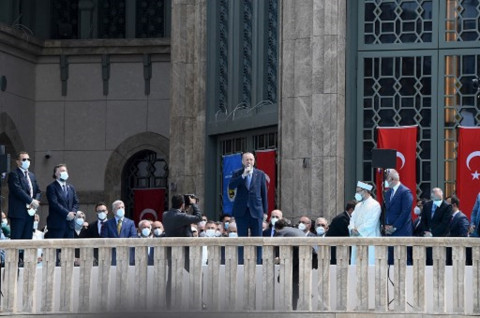 Erdogan Resmikan Masjid Kontroversial di Lapangan Taksim