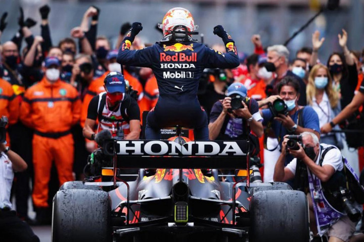 Trik dan Pelumas Mumpuni, Pecut RBR Honda Menang di Baku