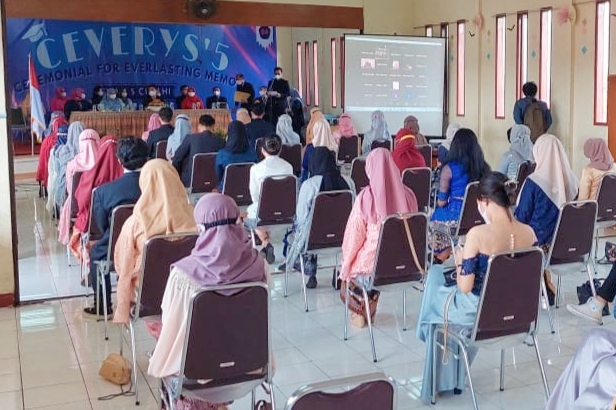 MI/Depi Gunawan. Kegiatan perpisahan dan pembagian rapor siswa kelas XII SMA 5 Kota Cimahi.