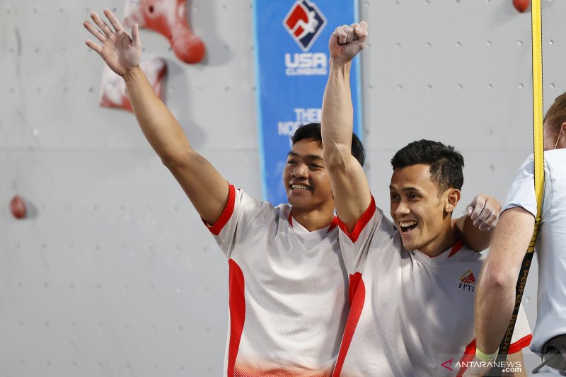 Atlit panjat tebing Indonesia Katibin Kiromal (kiri ) dan rekannya Veddriq Leonardo (kanan). (ANTARA FOTO/ Reuters-Jeffrey Swinger-USA TODAY Sports/hp)
