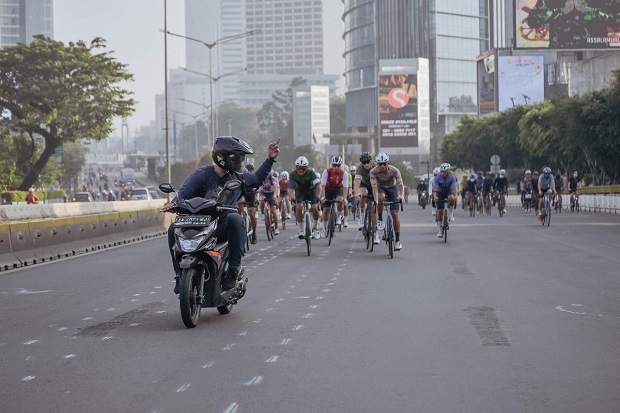 Viral, Pemotor Acungkan Jari Tengah ke Rombongan Pesepeda <i>Road Bike</i>, Siapa yang Salah?