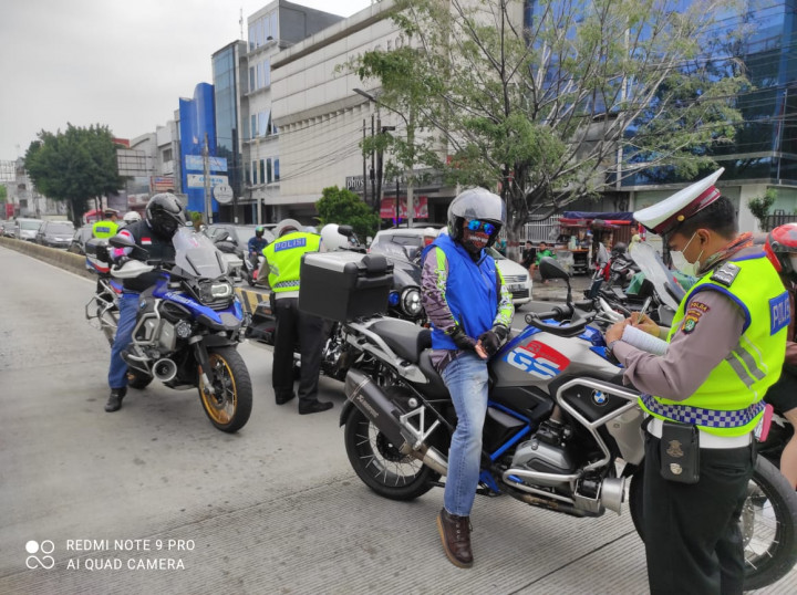 4 Moge Masuk Jalur TransJakarta Ditilang