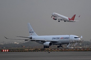 Populer Internasional: Larangan Terbang India hingga Varian Hibrida Covid-19