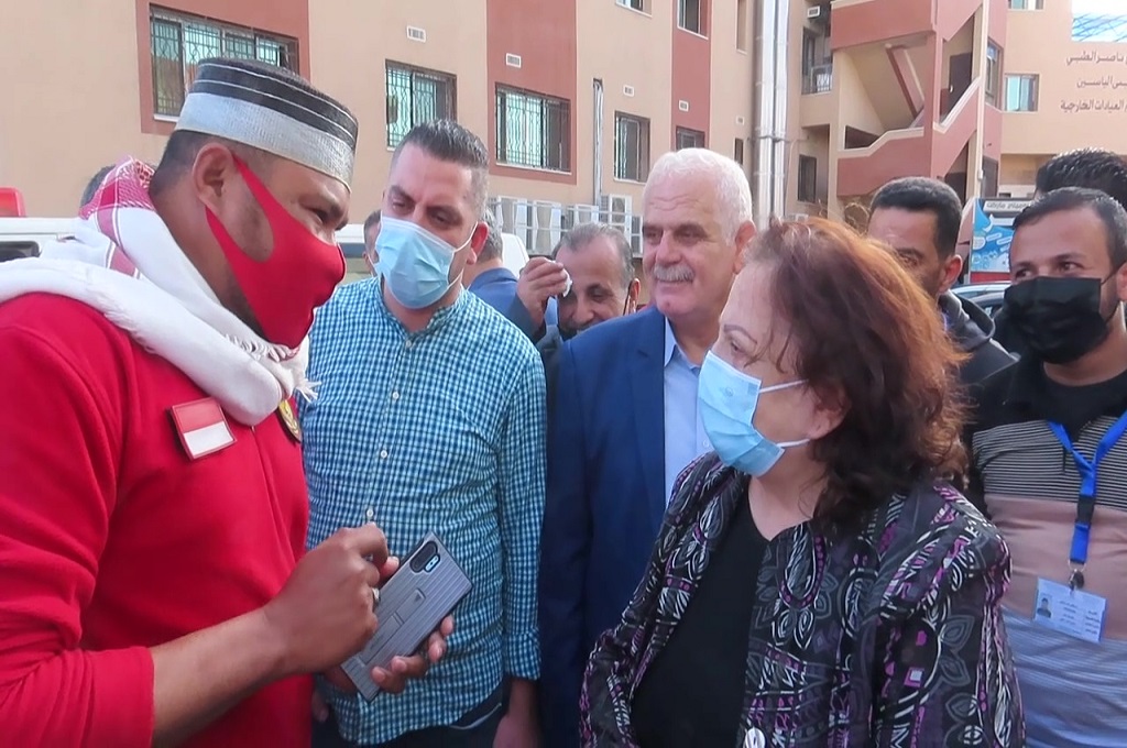 Abdillah Onim atau Bang Onim (kiri) saat berbicara dengan Menkes Palestina Dr May al-Kailah di Jalur Gaza pada 28 Mei 2021. (NPC)