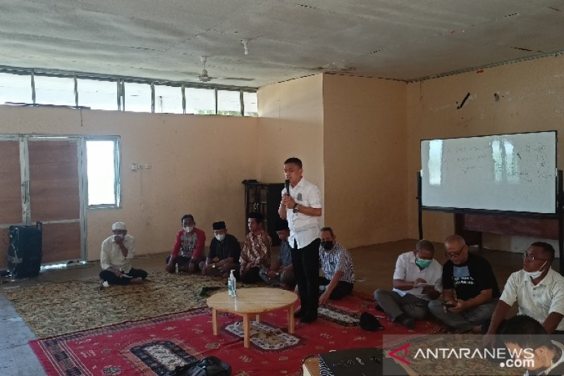 Wali Kota Palu, Hadianto Rasyid saat bertemu warga di kawasan hunian sementara (huntara) kelurahan tersebut, Minggu, 30 Mei 2021. ANTARA/Moh Ridwan