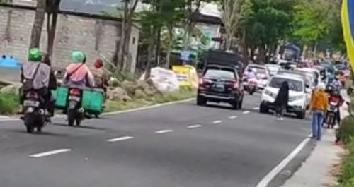 Viral Perempuan Bercadar Berjalan di Tengah Jalan Magetan, Begini Faktanya
