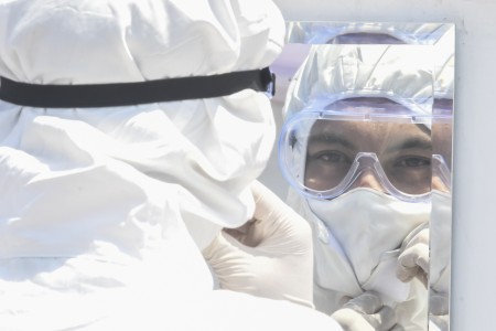 Lestari Moerdijat Sumbang 10 Ribu Baju Hazmat untuk Nakes Kudus