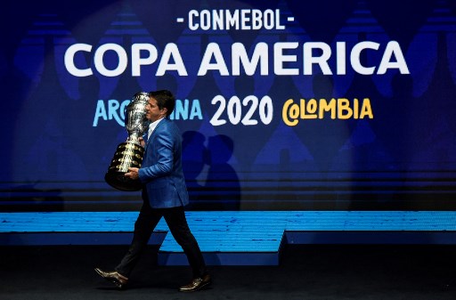 Legenda sepak bola Brasil Juninho Paulista membawa trofi Copa America. (Juan BARRETO / AFP)
