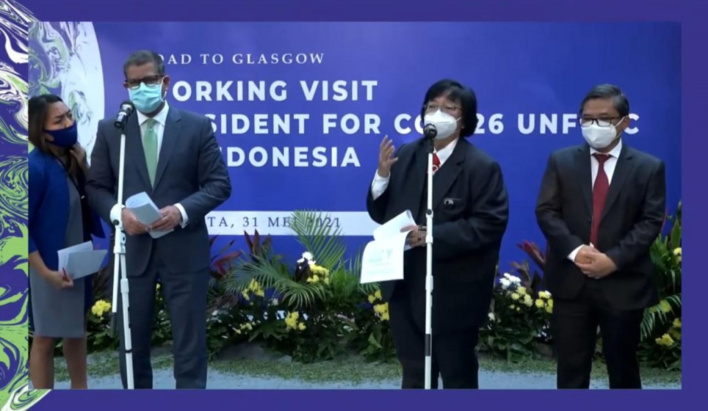 Menteri Lingkungan Hidup dan Kehutanan Siti Nurbaya (kedua dari kanan) dan President Designate untuk the 26th UN Climate Change Conference of the Parties (COP26) atau Konferensi Perubahan Iklim Perserikatan Bangsa-Bangsa ke 26, Alok Sharma (kedua dari kir