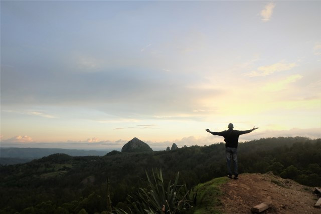 Perbukitan dan pepohonan pinus yang menjulang di sekitar Bukit Tomenas.  (Foto: Dok. Arthurio Oktavianus)