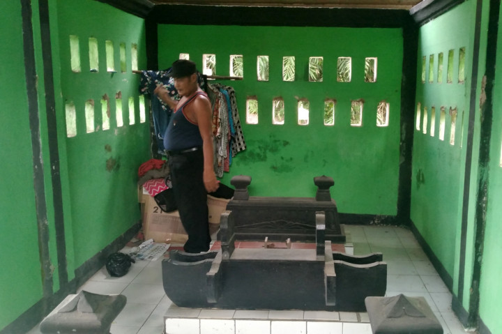 Potret Warga Kulon Progo 11 Tahun Tinggal di Pemakaman Umum