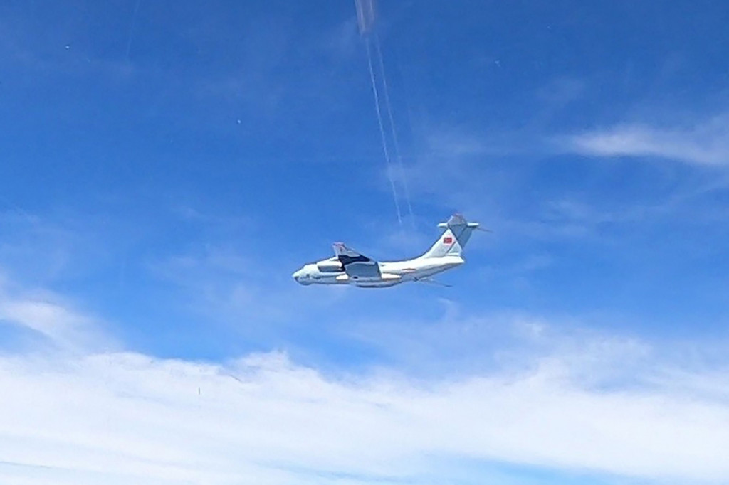 Foto: Penampakan Pesawat AU Tiongkok yang Masuk Wilayah Malaysia