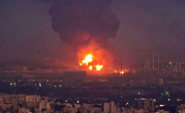 Kebakaran Hebat Landa Kilang Minyak di Teheran