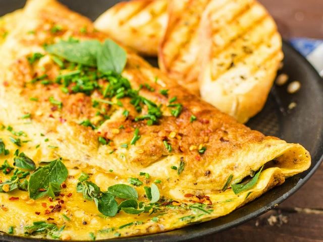 Trik Membalik Telur Dadar agar Tidak Pecah