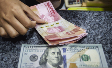 Ilustrasi pelemahan nilai tukar rupiah terhadap dolar AS - - Foto: Antara/ Dhemas Reviyanto