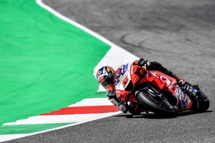 Johann Zarco Bertahan di Ducati