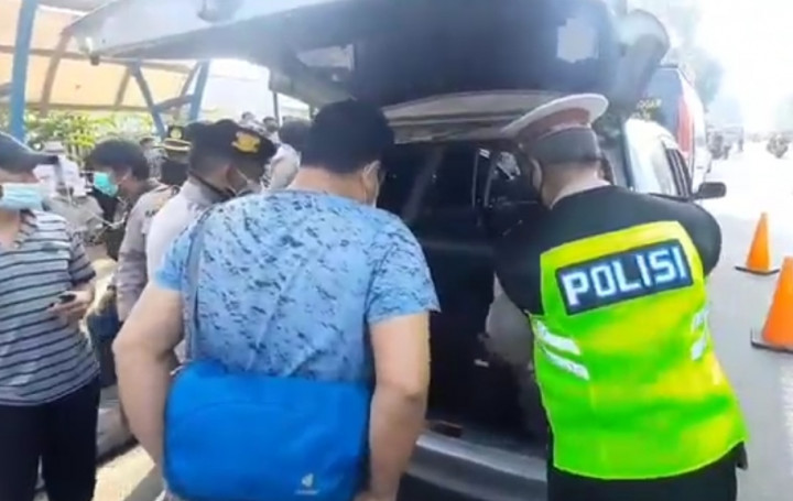 Berputar-putar di PN Jaktim, Mobil Simpatisan Rizieq Digeledah Polisi