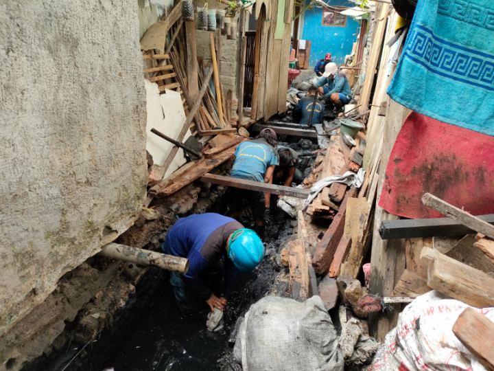 Antisipasi Banjir, Saluran Air di Kelurahan Kebon Kosong Diperbaiki