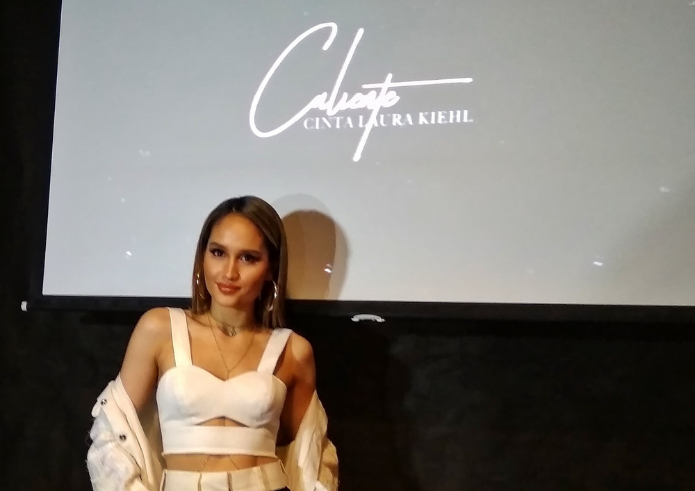 Cinta Laura  Ceritakan Pengalaman Menyikat Kamar  Mandi 