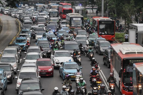 Truk Pecah Ban Sebabkan Kemacetan di Jalan Gatot Subroto