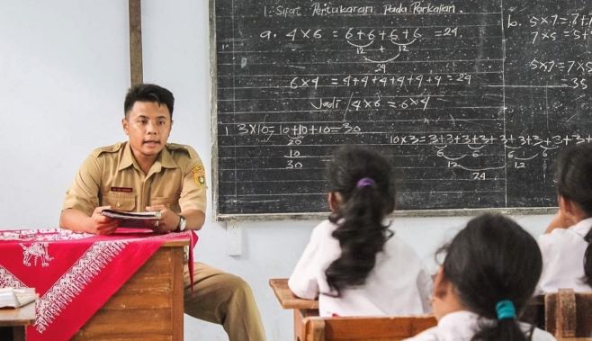 Guru sedang mengajar di muka kelas. Foto: Istimewa