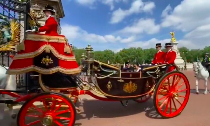 Naik Kereta Kuda, Dubes Desra Serahkan Surat Kepercayaan ke Ratu Elizabeth II