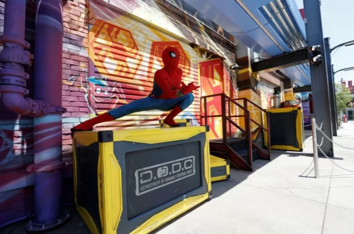 Atraksi Spiderman mencuri perhatian pengunjung disneyland. (Foto: Antara/Reuters/Mario Anzuoni)