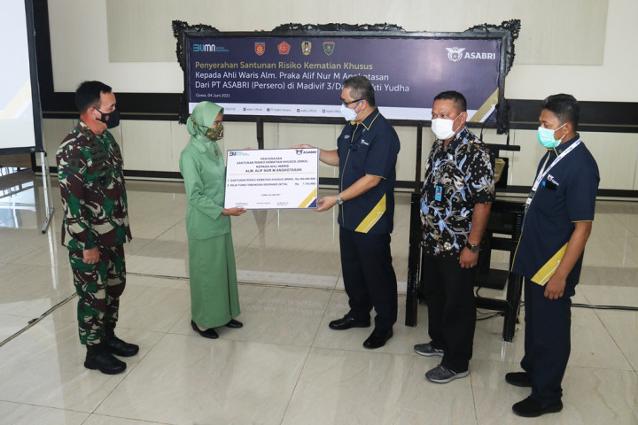 Keluarga Prajurit Alif Nur yang Gugur di Papua Terima Santunan