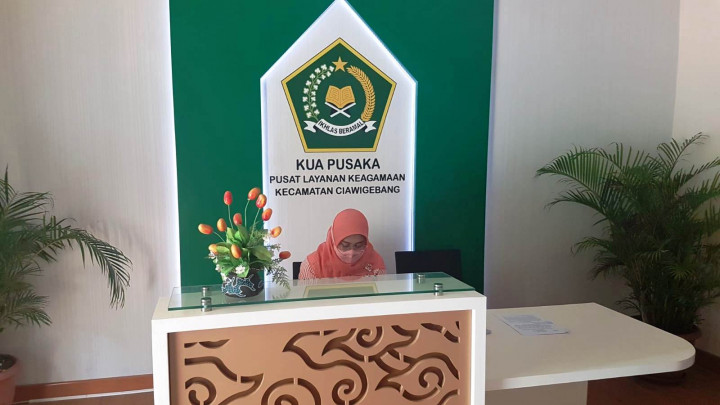 Ikut Program Revitalisasi, KUA Ciawigebang Bantu Urus KK Pengantin Baru